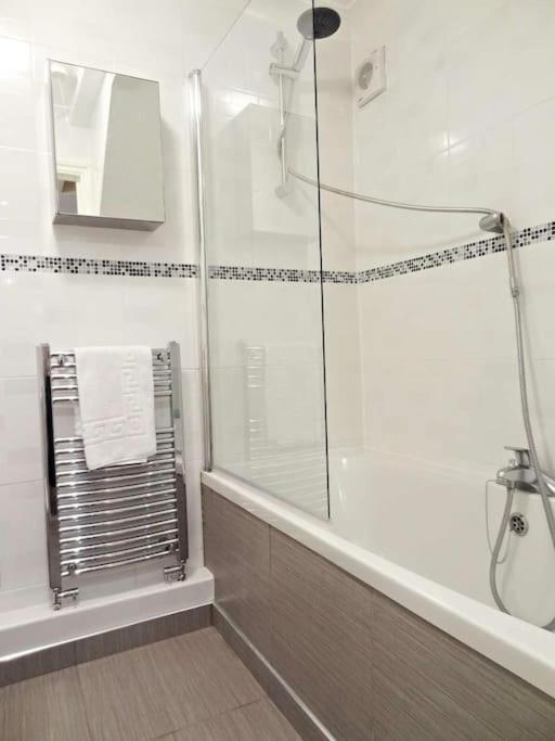 Brighton Parlourama With Hot Tub - Sleeps 18 Villa Buitenkant foto